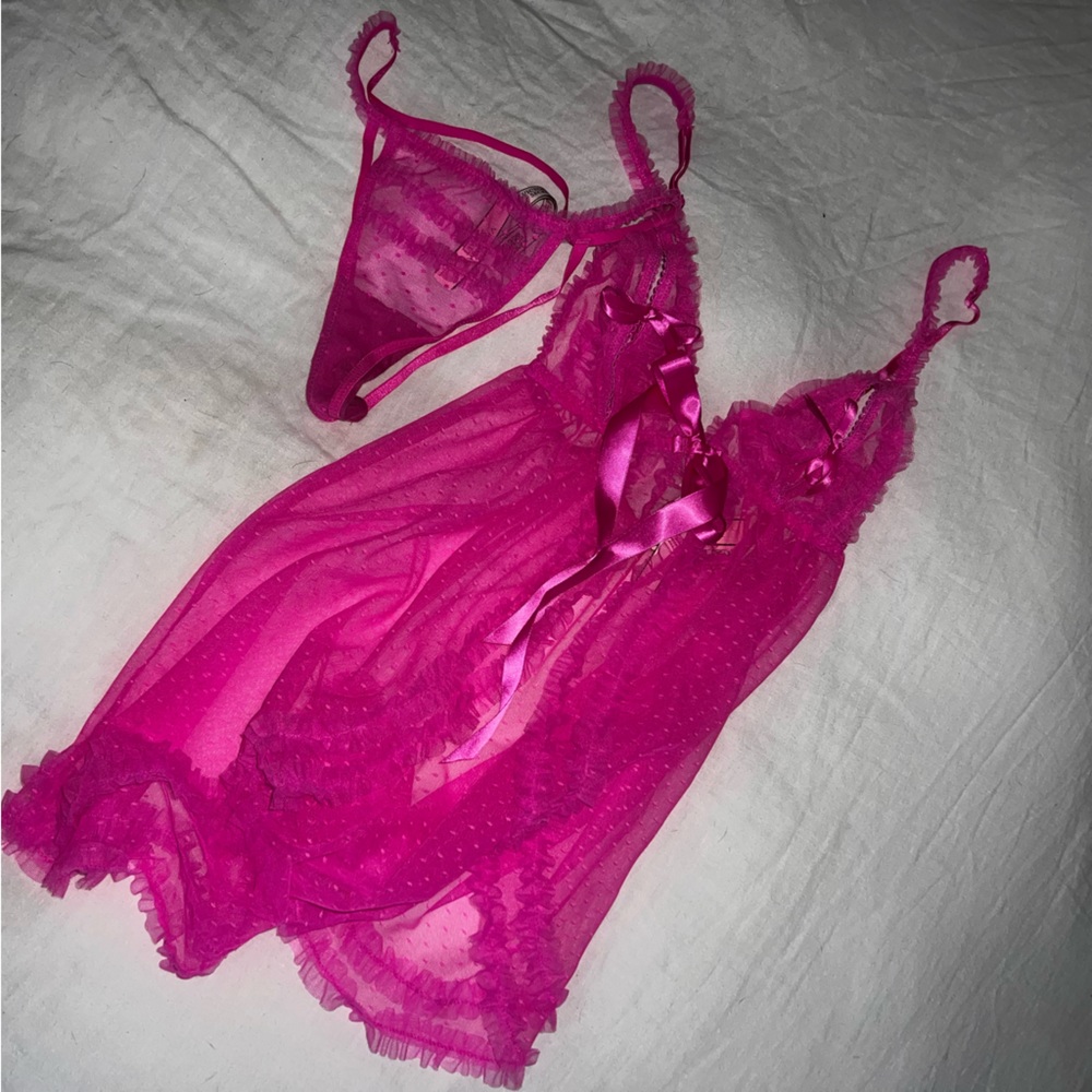Hot pink Victoria’s Secret Lingerie set. *new with tags*